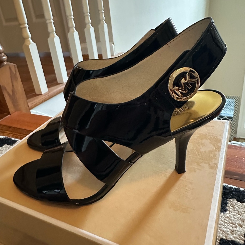 Michael Kors like new, black patent dress shoe, size 8M